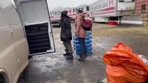 Polish-Canadian Patriots Pitch in to Help Feed the Truckers