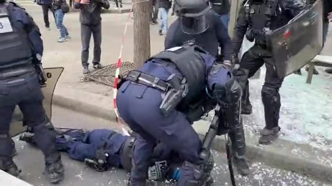 Μεταφορά τραυματία αστυνομικού στο Παρίσι.