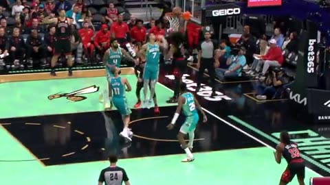 NBA - Coby White drops the hammer to cap a 15-0 Bulls run 🔨 Bulls-Hornets