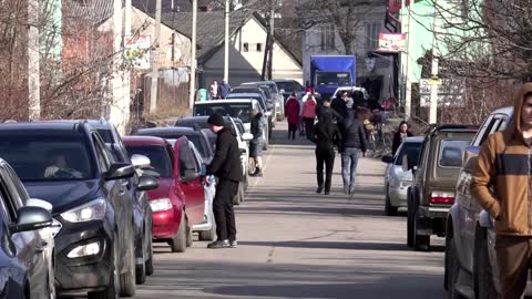 Fleeing war, people cross into Romania from Ukraine