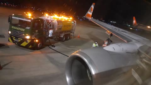 Boeing 737-800 PR-GTE sendo reabastecido antes de decolar de Fortaleza para Manaus