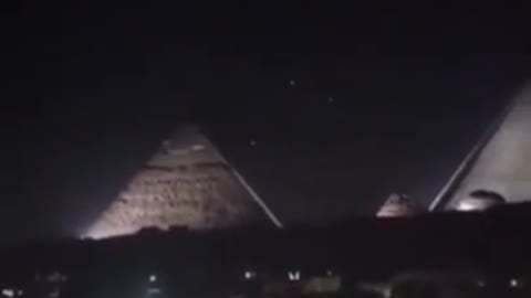 UFO’s CHARIOTS OF GOD ANGELS SHIPS OVER THE PYRAMID OF GIZA.🕎Matthew 16;27-28 “ANGELS” KJV 1611