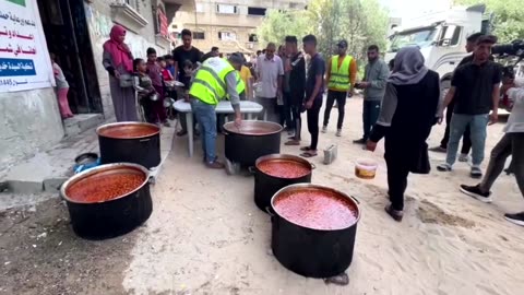 Volunteers deliver food in Gaza as hunger strikes