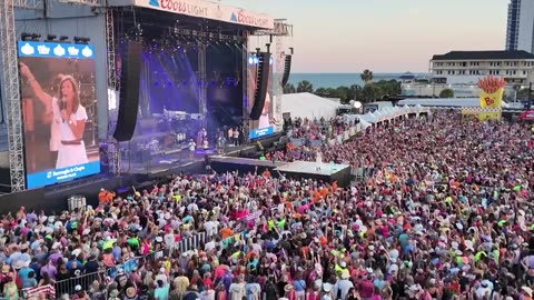 40,000+ patriots at Carolina Country Music Fest last night cheered for President Trump,