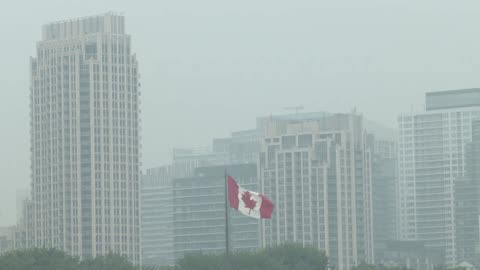 Wildfire smoke blankets U.S. Midwest, Toronto