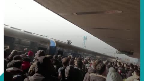 Ukrainian guards fire shots to prevent stampede at railway station in Kiev