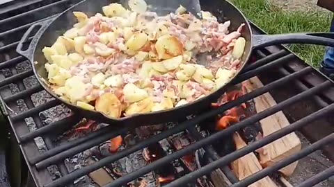 Fried potatoes on the campfire