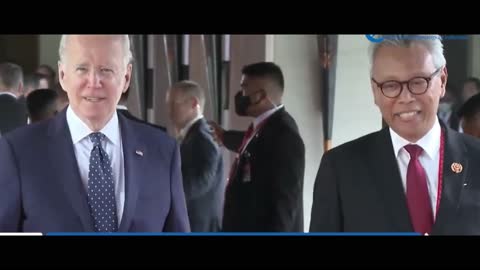 aides joe biden and xi jinping in the Block during the G20 meeting in bali indonesia