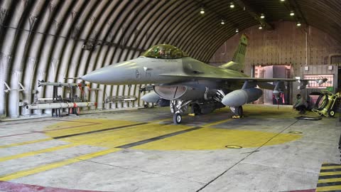 U.S. Air Force F-16 Fighting Falcon taxis to runway