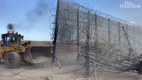 Israel: Bulldozer filmed taking down section of Israel-Gaza border fence