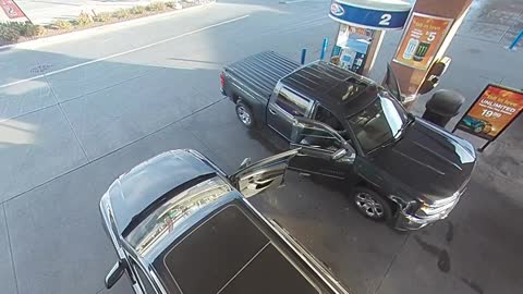 Illinois police warn drivers after spate of gas station thefts