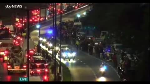 Extraordinary Scenes in London-tens of thousands of people line the A40 in London