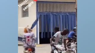 Clown arrives with a chainsaw and courage leaves... - PRANK