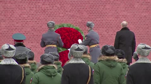 Putin lays wreath to honor armed forces