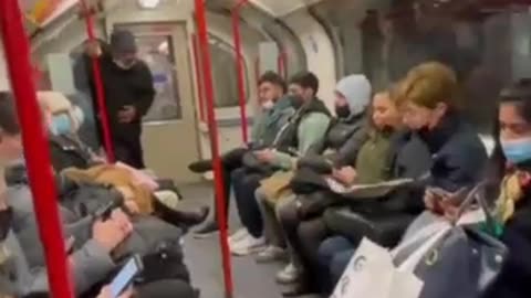 Locuras Covid 1: Un hombre tose en el metro