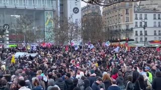 Macron has banned public demonstrations in Paris, more people show up