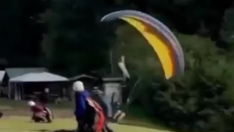 Man showing his best action while Paragliding😨🤐