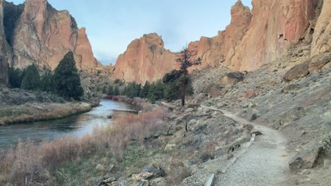 Scenic High Desert River Panorama – Smith Rock State Park – Central Oregon – 4K