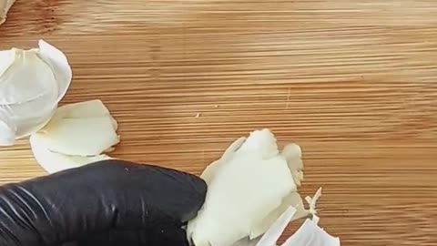 Garlic Peeling Life Hack: Cut, Tap and Peel: Garlic Peeling Made Easy: #shorts #short #garlichack