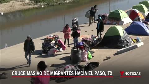 Más de 1,000 migrantes cruzan de Ciudad Juárez a El Paso | Noticias Telemundo