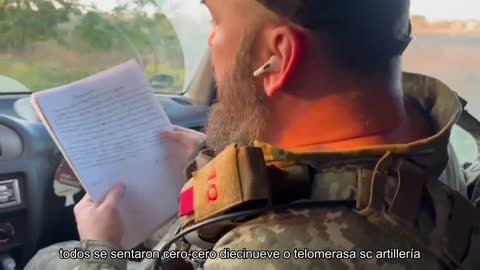 Un oficial de las Fuerzas Armadas lee los informes de los soldados y oficiales rusos. Fueron encon
