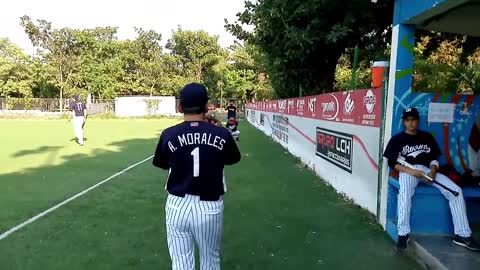 Señor da clase de como lanzar en softball