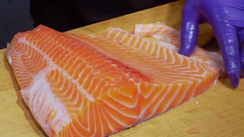 Amazing！Salmon Cutting Skills, Salmon Roe Rice, Luxurious Sashimi 鮭魚切割技能, 鮭魚卵丼飯, 炙燒握壽司製作