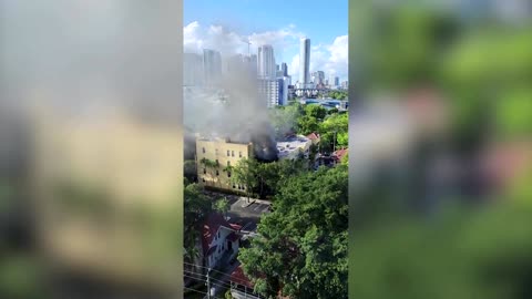 Miami firefighters battle massive apartment fire