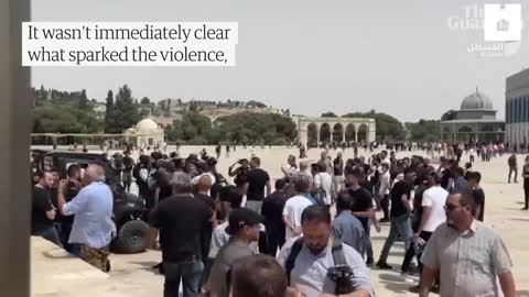 Palestinians and Israeli police clash at Jerusalem's al-Aqsa mosque hours after Gaza truce_1