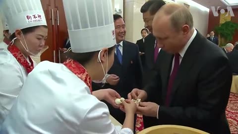 Russia's Putin and China's Xi Jinping learn to make Chinese dumplings | VOANews