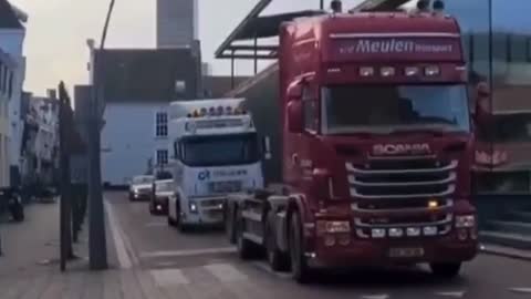 Les camionneurs néerlandais participent à l'action du convoi de la liberté.