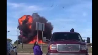 HORROR ABOVE DALLAS AFTER TWO PLANES COLLIDED DURING AN AIR SHOW - TRUMP NEWS
