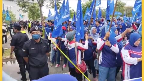 Suasana tegang antara penyokong PN, BN dengan laungan penyamun, katak