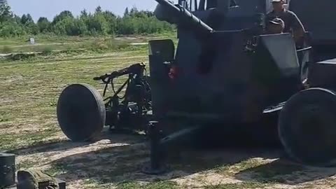 40mm Bofors L70 Anti-Aircraft Gun is Insane