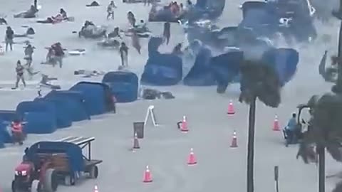 Footage captures waterspout ripping through crowded beach #Shorts