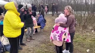 Mother reunites with children at Ukraine border