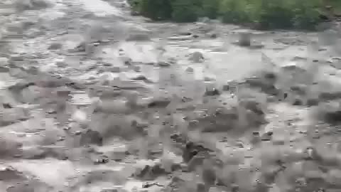 There has been a lot of flood due to rain in Himachal, there is water everywhere