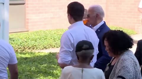 Biden ignores reporters while blasting music I Philly