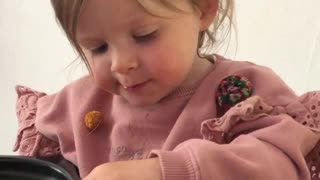 Little girl speed eating peas !