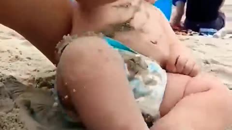 Funny Baby Reaction on the beach// So Cute// So Funny