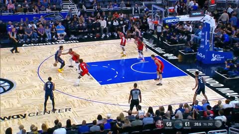 Paolo Banchero cooks Eric Gordon with crossover and throws down monster dunk