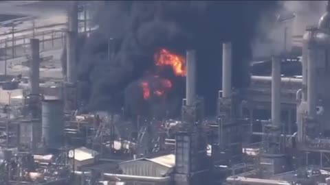 BREAKING: Massive fire after an explosion at the PEMEX refinery plant in Deer Park, Texas