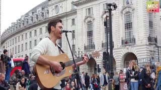 Wonderwall -Oasis- performed live by busker in London