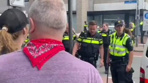 Hollandiában a rendőrség támadja a tüntetőket / Police attack protesters in the Netherlands