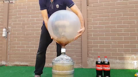 Experiment Giant Coca Cola Balloon VS Mentos4