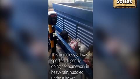 Menina sem-abrigo enfrenta chuva para acabar os trabalhos de casa