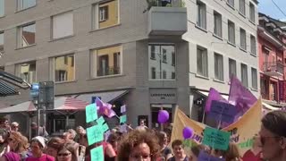 Mujeres salieron a las calles de Suiza para defender el salario igualitario