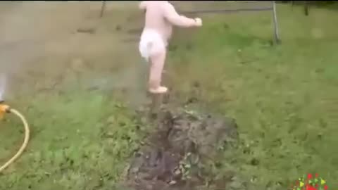 Incredible baby funny bath