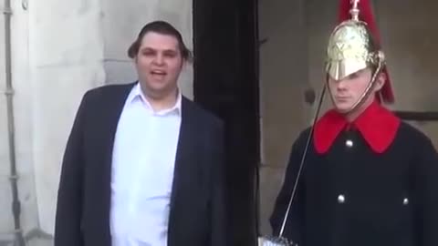 Funny guy makes a Royal Guard Laugh at Buckingham Palace