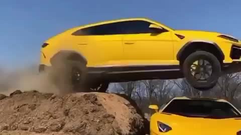 Lamborghini Urus saltando Aventador